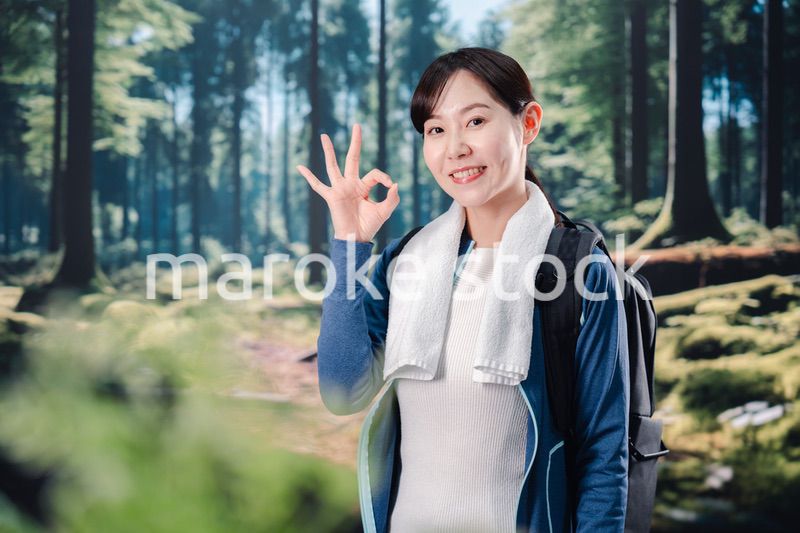 晴天の中で登山をする女性