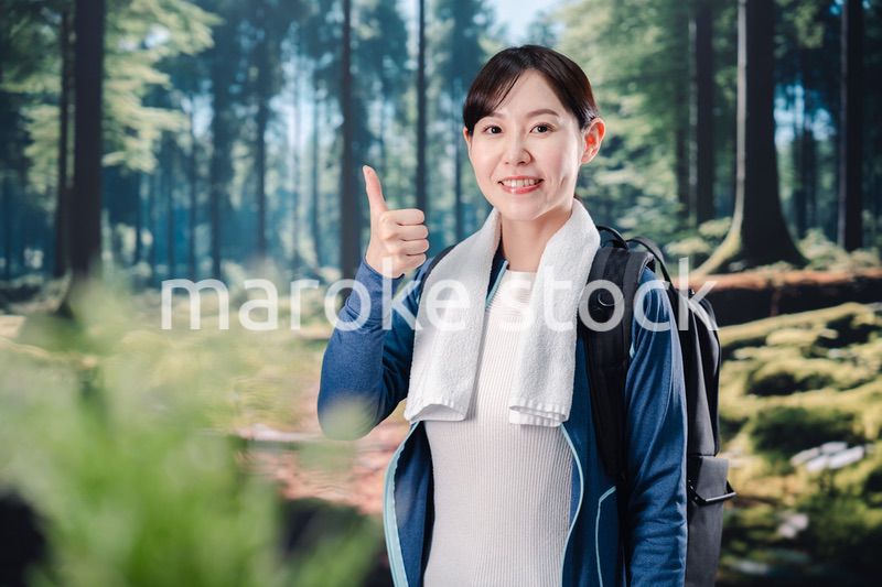 晴天の中で登山をする女性