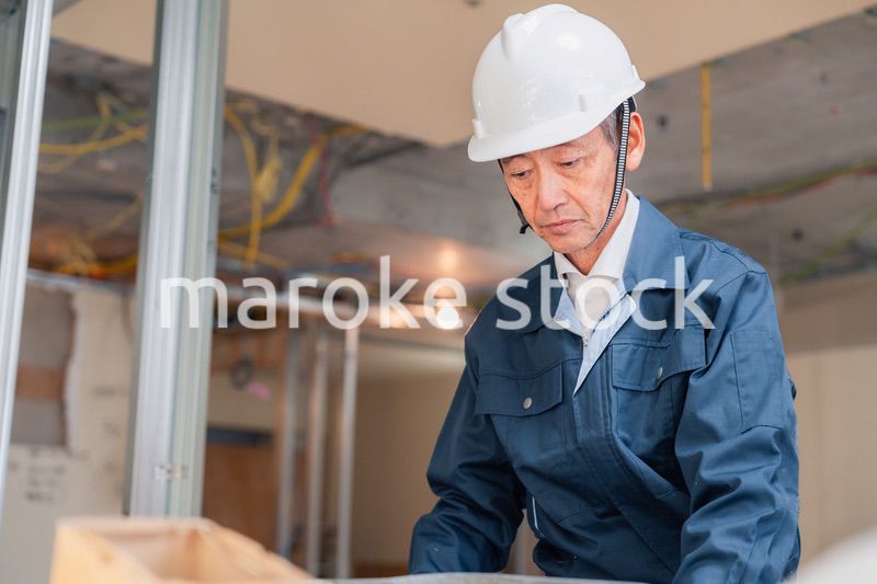作業台で作業をする大工さん