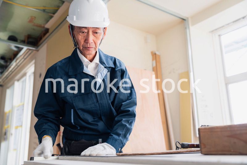 作業台で作業をする大工さん