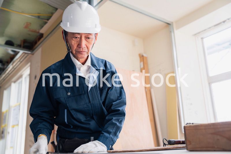 作業台で作業をする大工さん