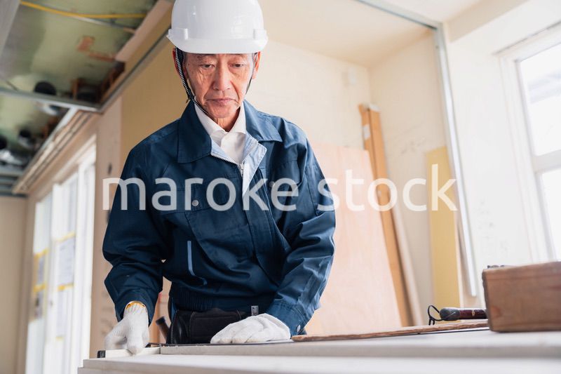 作業台で作業をする大工さん