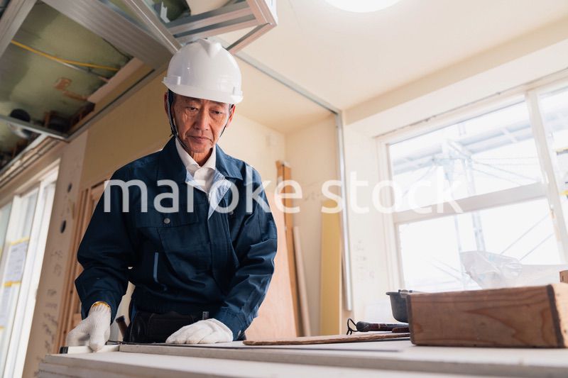 作業台で作業をする大工さん