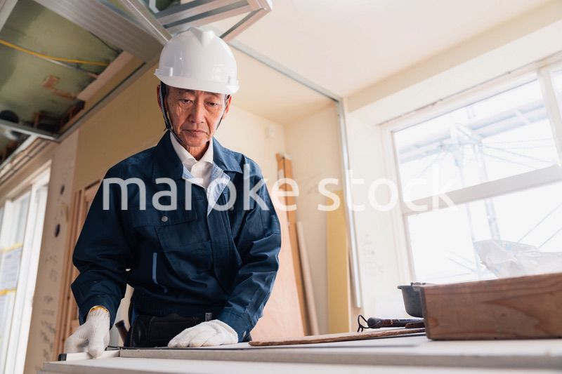 作業台で作業をする大工さん