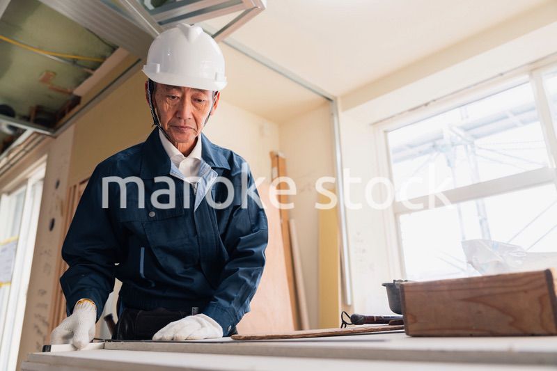 作業台で作業をする大工さん