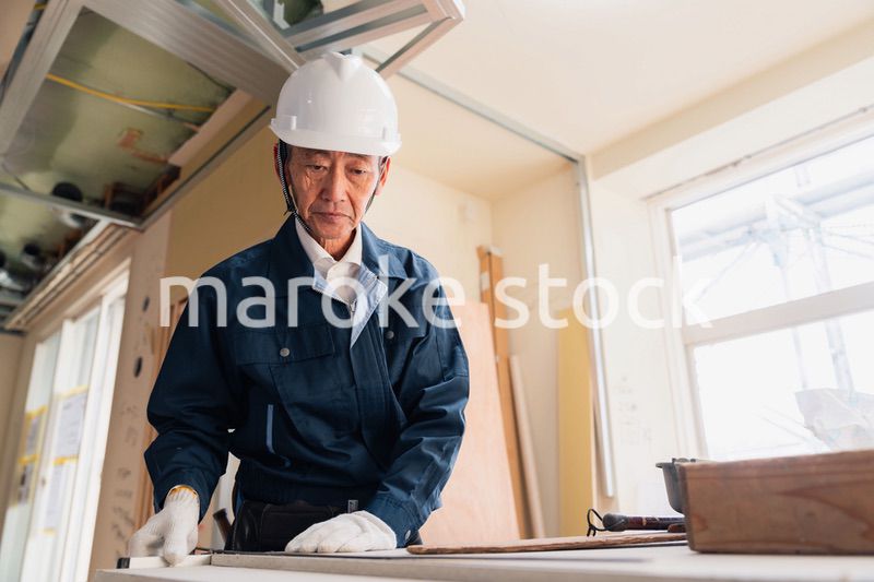 作業台で作業をする大工さん