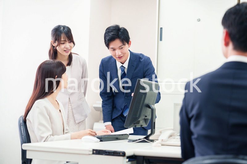 上司に報告をするビジネスパーソン