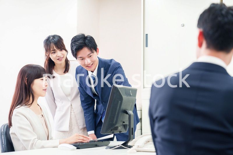 上司に報告をするビジネスパーソン