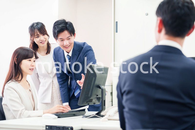 上司に報告をするビジネスパーソン