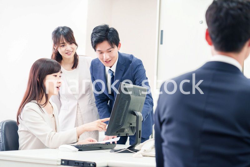 上司に報告をするビジネスパーソン