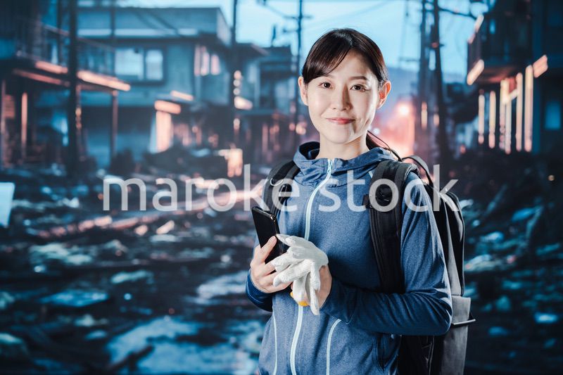 避難をしながらOKサインをする女性