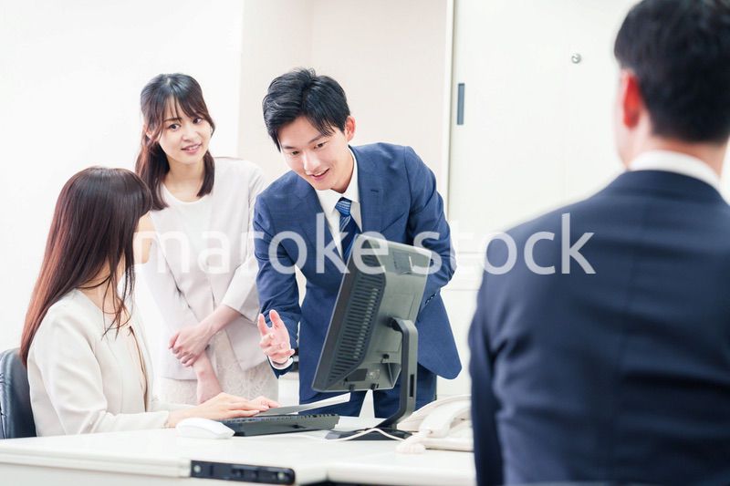 上司に報告をするビジネスパーソン