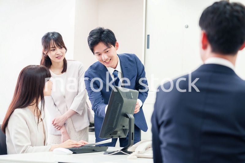 上司に報告をするビジネスパーソン