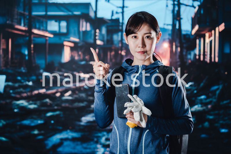 災害時のアドバイスをする女性