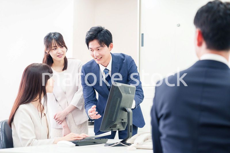 上司に報告をするビジネスパーソン