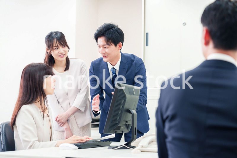 上司に報告をするビジネスパーソン