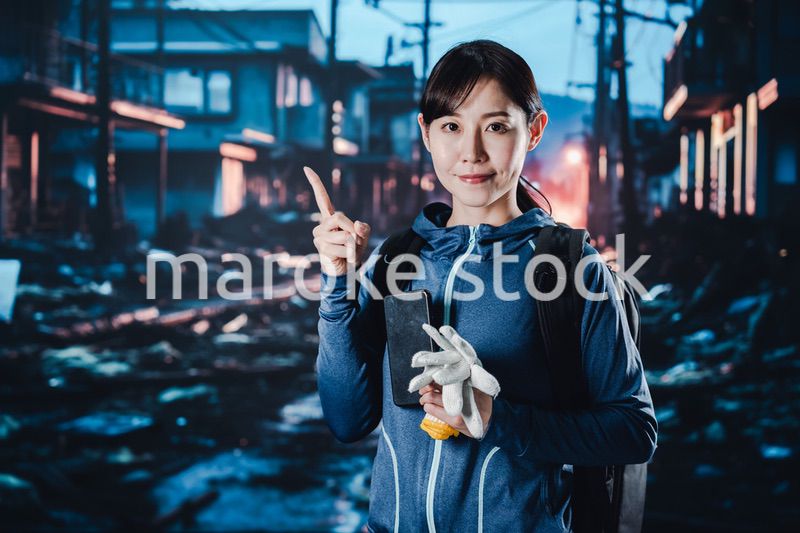 災害時のアドバイスをする女性