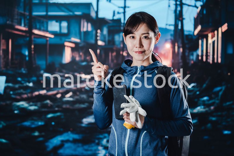 災害時のアドバイスをする女性