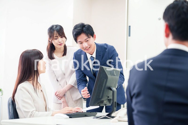 上司に報告をするビジネスパーソン