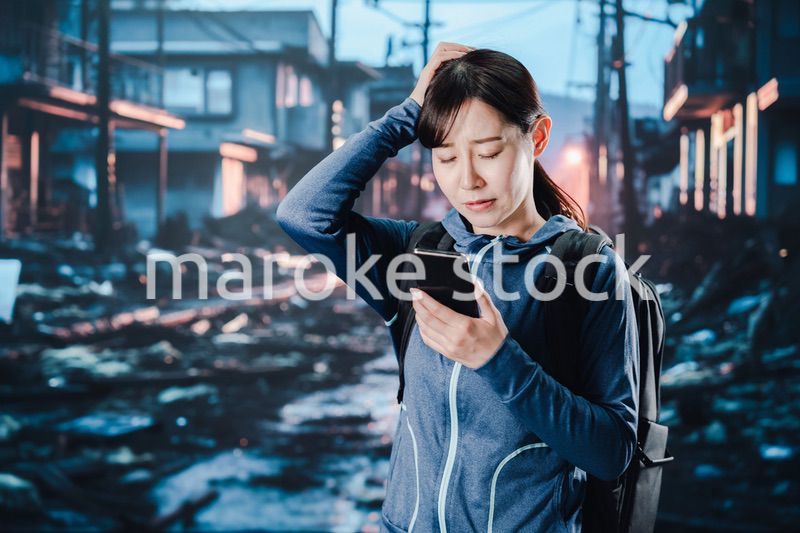 災害に遭い途方に暮れる女性