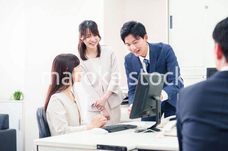 上司に報告をするビジネスパーソン