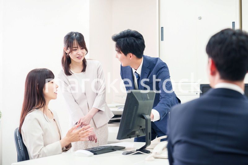 上司に報告をするビジネスパーソン