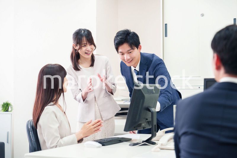 上司に報告をするビジネスパーソン