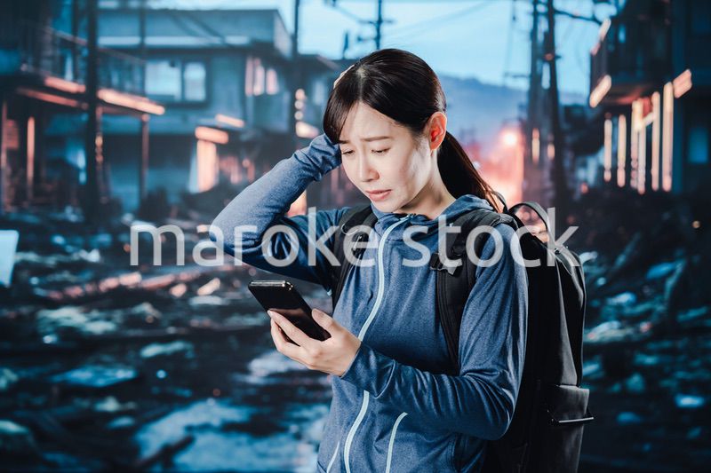 災害に遭い途方に暮れる女性