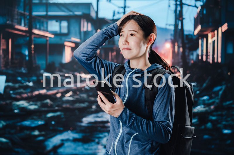 災害に遭い途方に暮れる女性