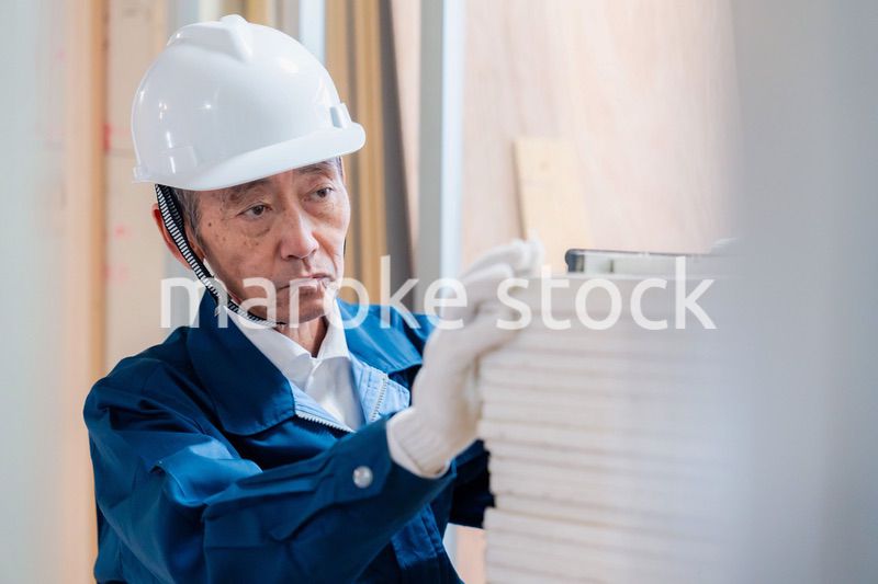 現場で資材の数を数える職人