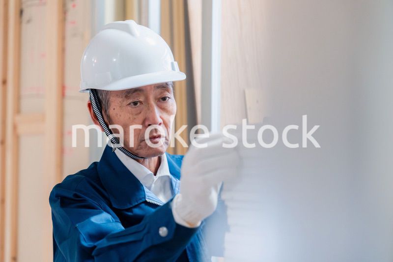 現場で資材の数を数える職人