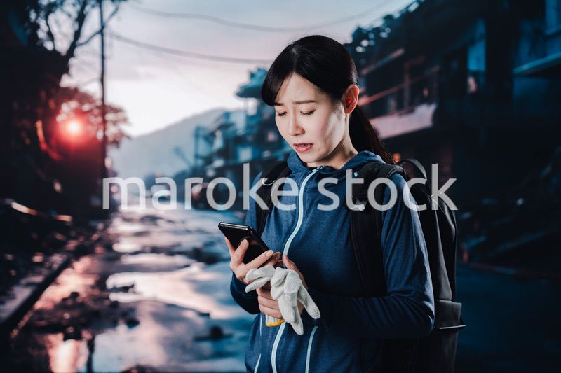 災害に遭い途方に暮れる女性