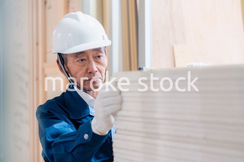 現場で資材の数を数える職人