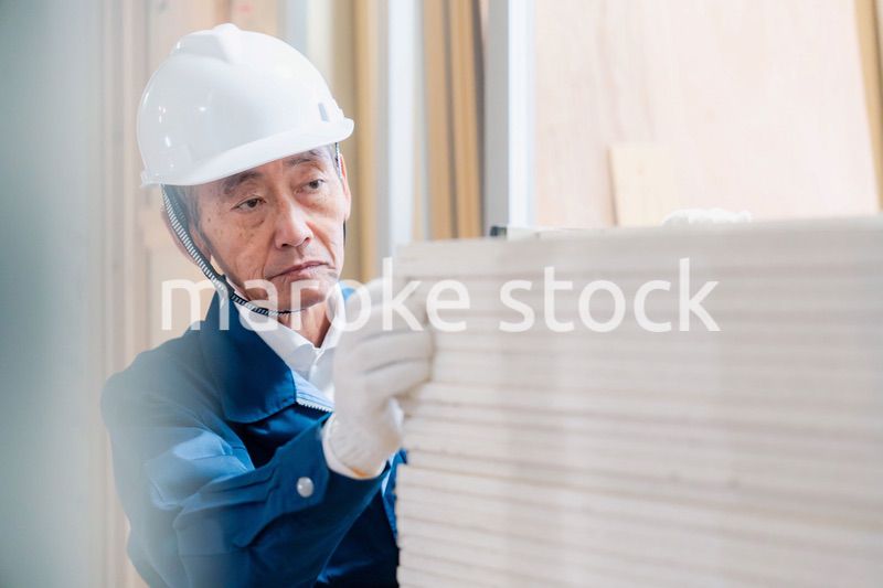 現場で資材の数を数える職人