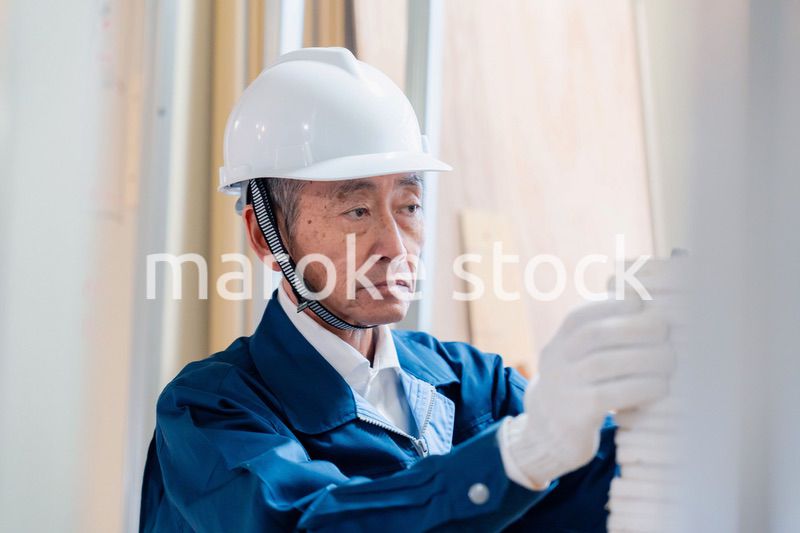 現場で資材の数を数える職人
