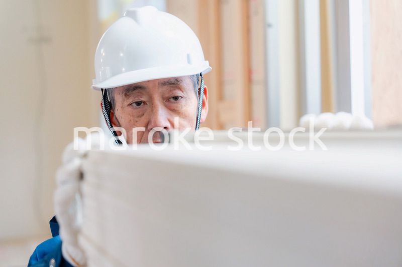 現場で資材の数を数える職人