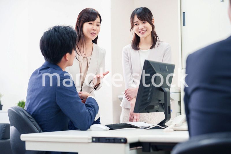 上司に報告をするビジネスパーソン