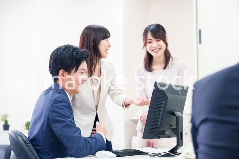 上司に報告をするビジネスパーソン