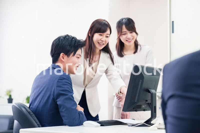 上司に報告をするビジネスパーソン