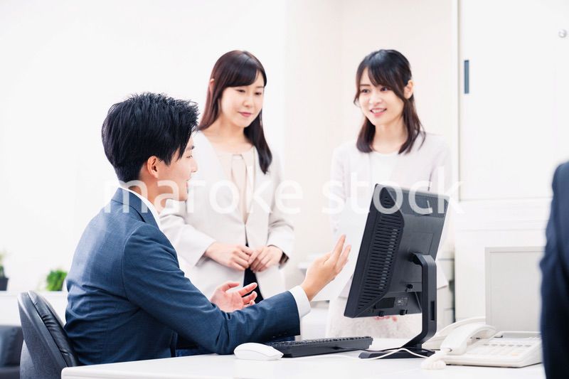 オフィスで楽しく話す上司と部下