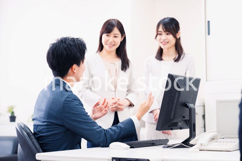 オフィスで楽しく話す上司と部下