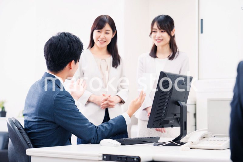 オフィスで楽しく話す上司と部下