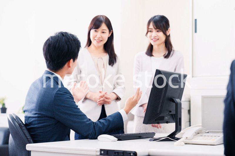 オフィスで楽しく話す上司と部下