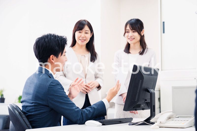 オフィスで楽しく話す上司と部下