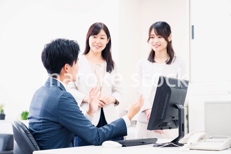 オフィスで楽しく話す上司と部下