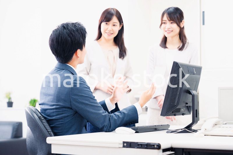 オフィスで楽しく話す上司と部下