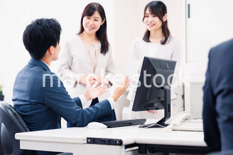 オフィスで楽しく話す上司と部下