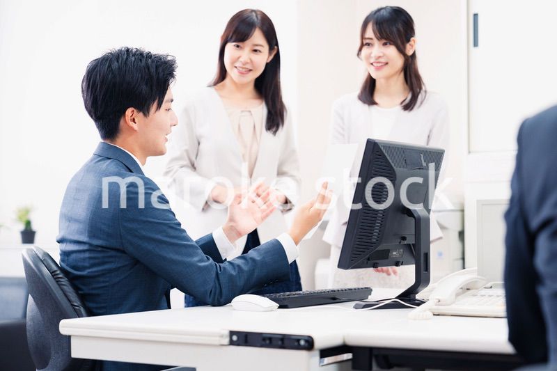 オフィスで楽しく話す上司と部下