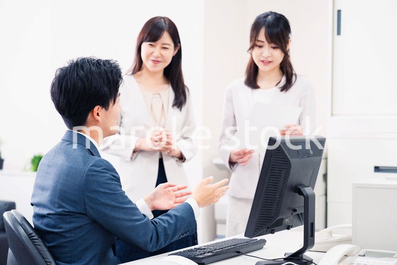 オフィスで楽しく話す上司と部下