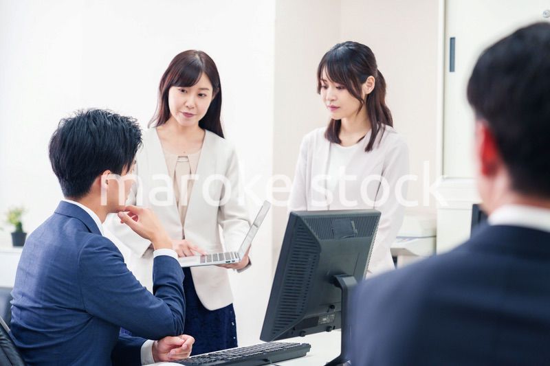 上司に報告をするビジネスパーソン